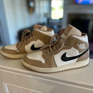 Nike Air Jordan 1 Mid SE Women’s 10.5